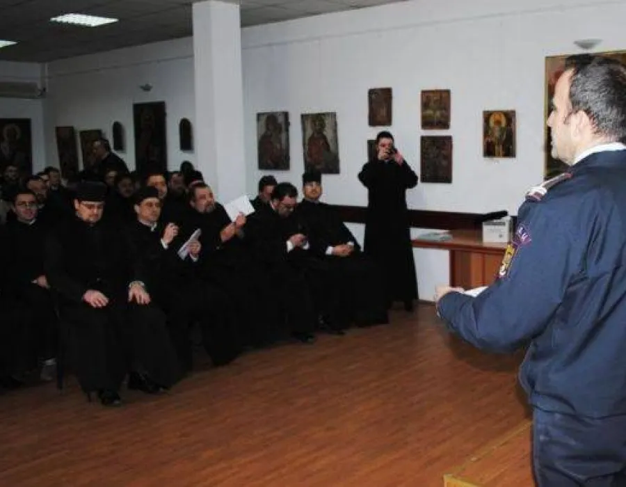 Foto Preoţii, instruiţi de pompieri pentru a preveni incendiile