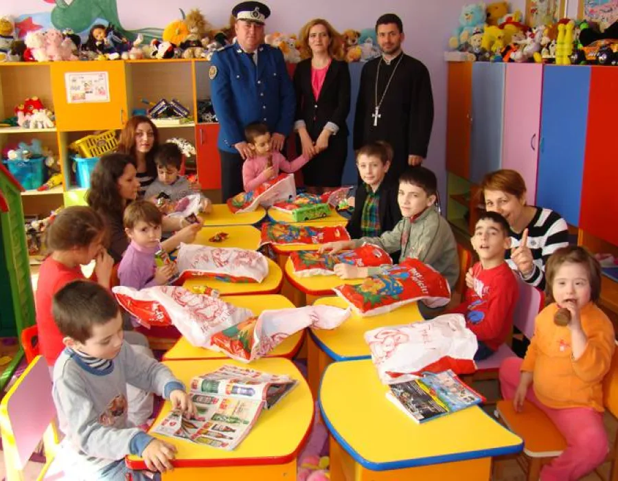 Foto JANDARMII DOLJENI,  ALĂTURI DE SEMENII LOR