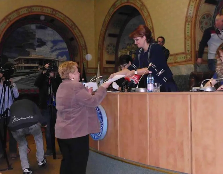Foto 19 familii au primit locuinţe înainte de Paşti