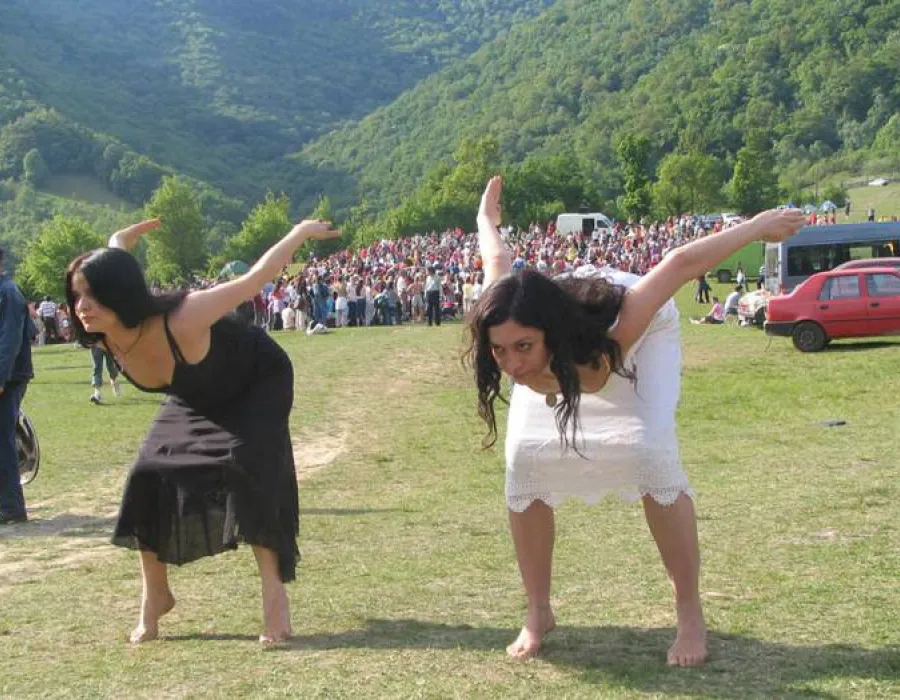 Foto Yoghinii vin  la Herculane să se încarce cu energii cosmice