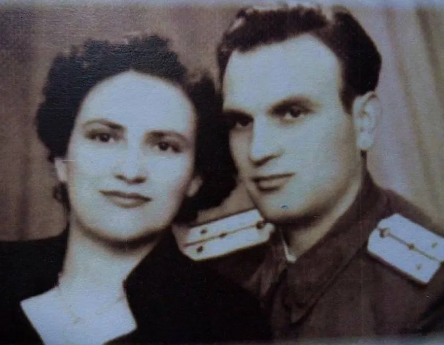 Foto La 90 de ani, scrie poezii pe bandă rulantă