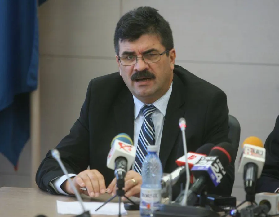 Foto Ciurel pune tunurile pe jurnaliştii ostili