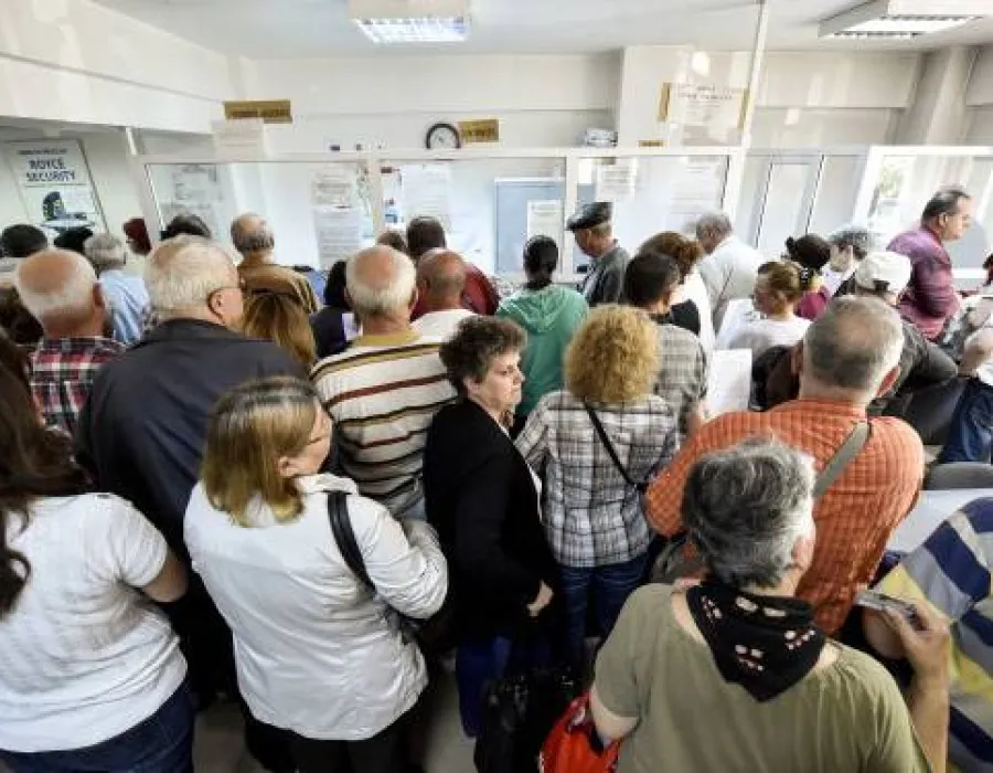 Foto VIDEO / Da-i romanului un card si va incerca sa scoata bani de pe el. Problema cardurilor de sanatate ce au ajuns in bancomate