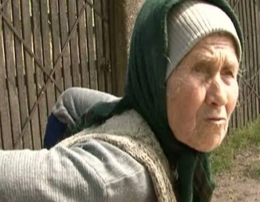 Foto VIDEO / Bătrâna TERORISTĂ din Oltenia îşi bagă vecinii în sperieţi şi fără puşcă