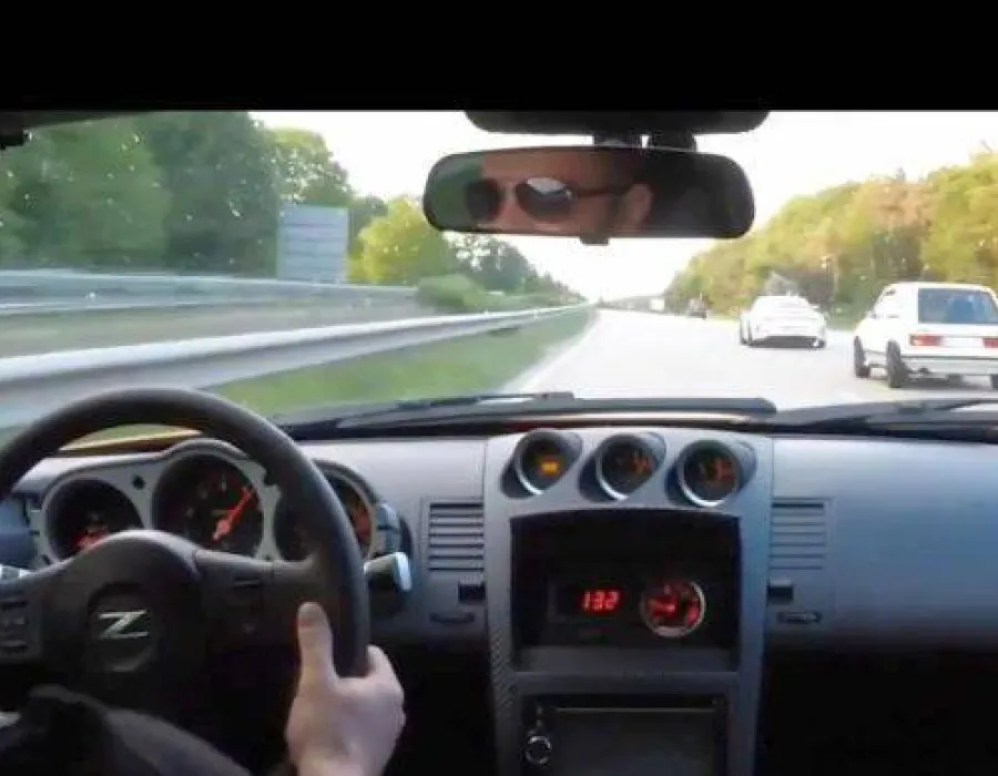 Foto VIDEO / Doi șoferi cu bolizi Porsche 911 și Nissan 350z au fost UMILIȚI pe AUTOSTRADA de VW Golf din 1974