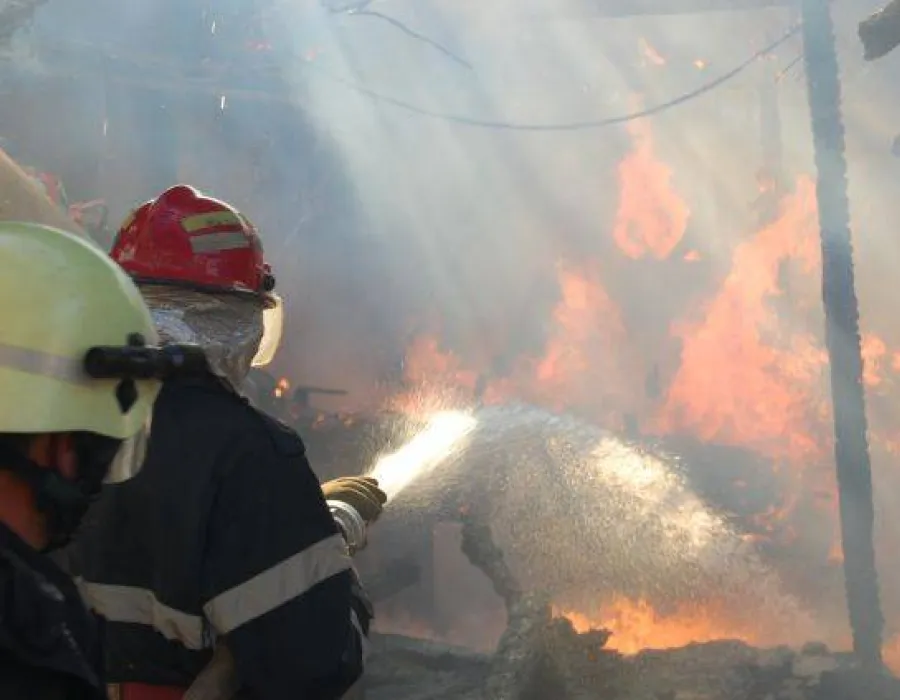 Foto O familie doarme în coteţul din gospodărie. Casa recent renovată a ars complet într-un incendiu
