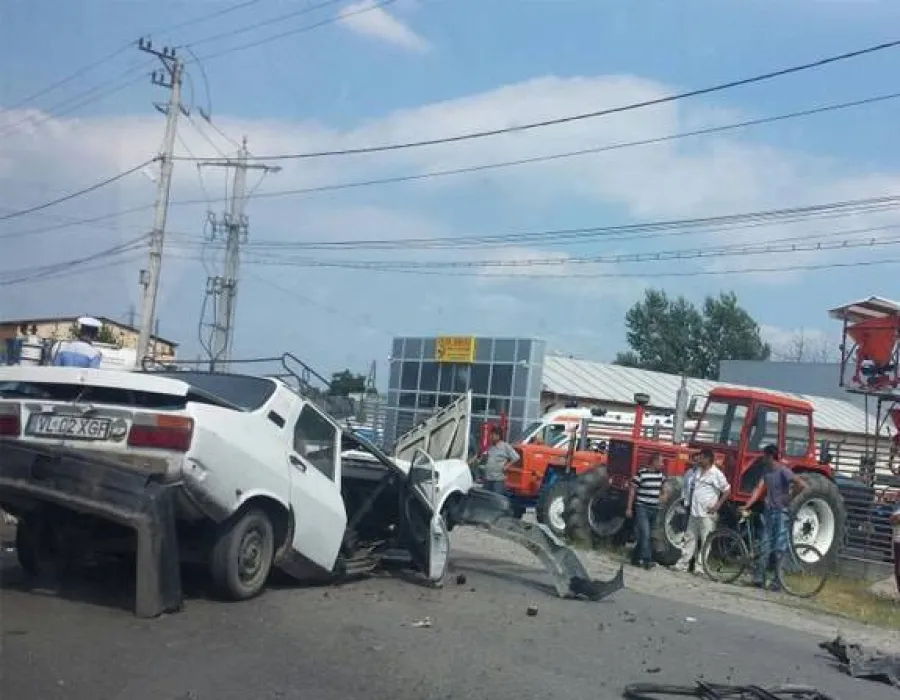Foto ACCIDENT la STUPĂREI! Dacie spulberată de un BMW