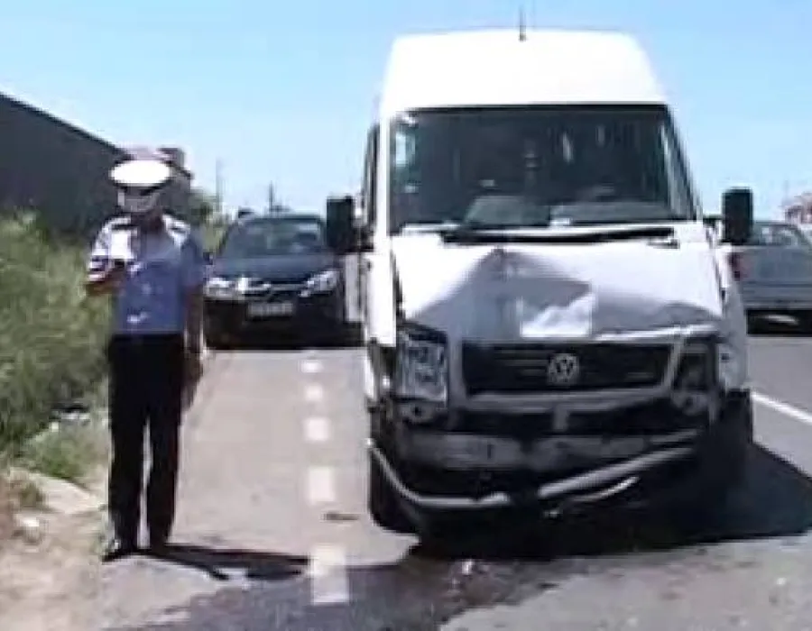 Foto VIDEO / Microbuz implicat într-un accident. Nouă pasageri, printre care patru copii, au ajuns la spital