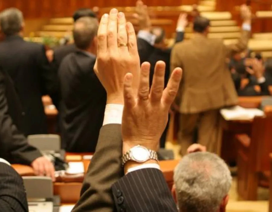 Foto Ponta, salvat de colegii deputaţi. Premierul îşi păstrează imunitatea