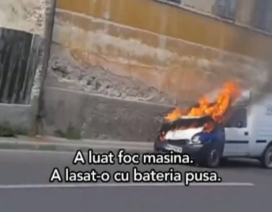 Foto VIDEO / Panică într-un cartier. O maşină a luat foc, însă nimeni nu a stins-o