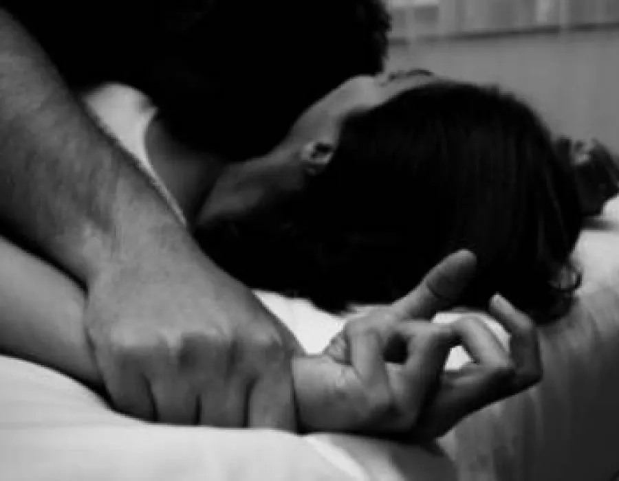 Foto O fetiţă de 13 ani, VIOLATĂ la şcoală. Minora este însărcinată în 7 luni