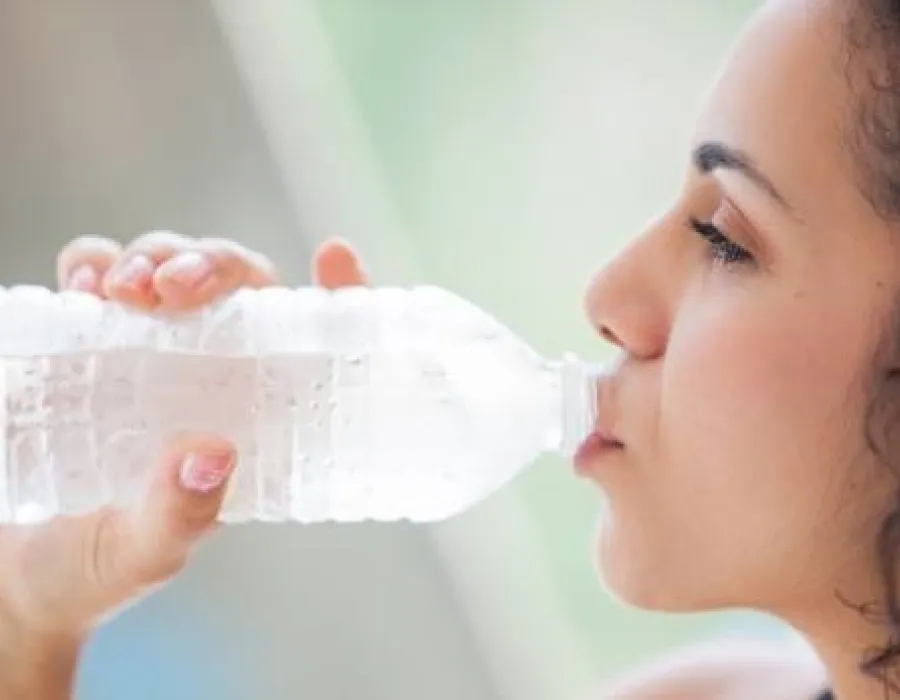 Foto De ce nu ar trebui să bei apă din sticle de plastic care au stat la soare