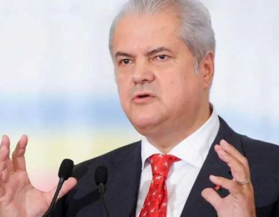 Foto Adrian Năstase a fost întâmpinat cu proteste la Craiova: "Vrem valori, nu infractori"