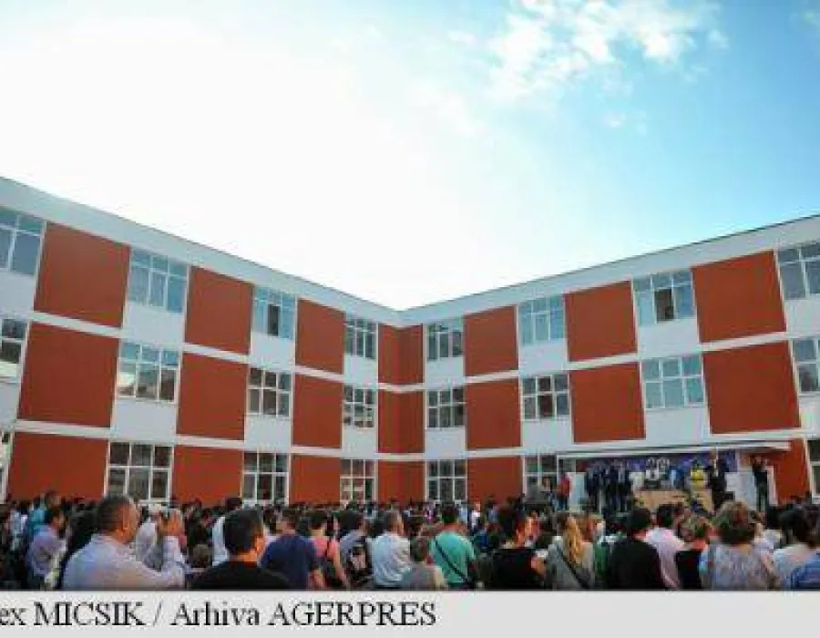 Foto Elevii şi preşcolarii intră în vacanţa de vară