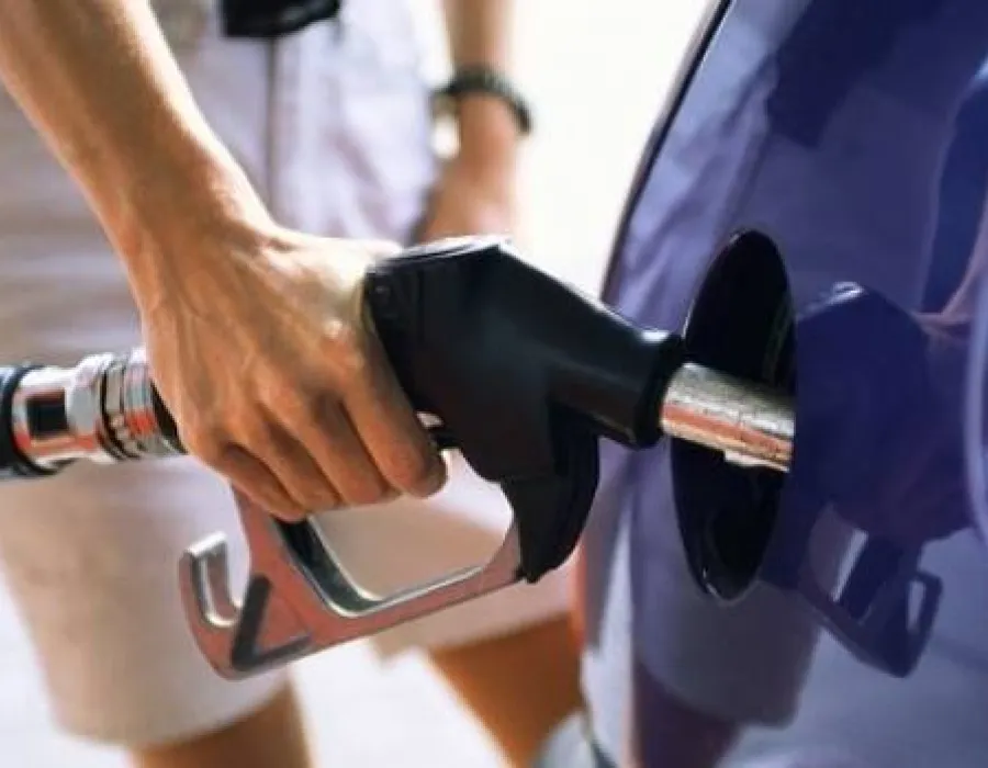 Foto Benzina s-a scumpit puternic şi a depăşit preţul motorinei cu 0,30 lei