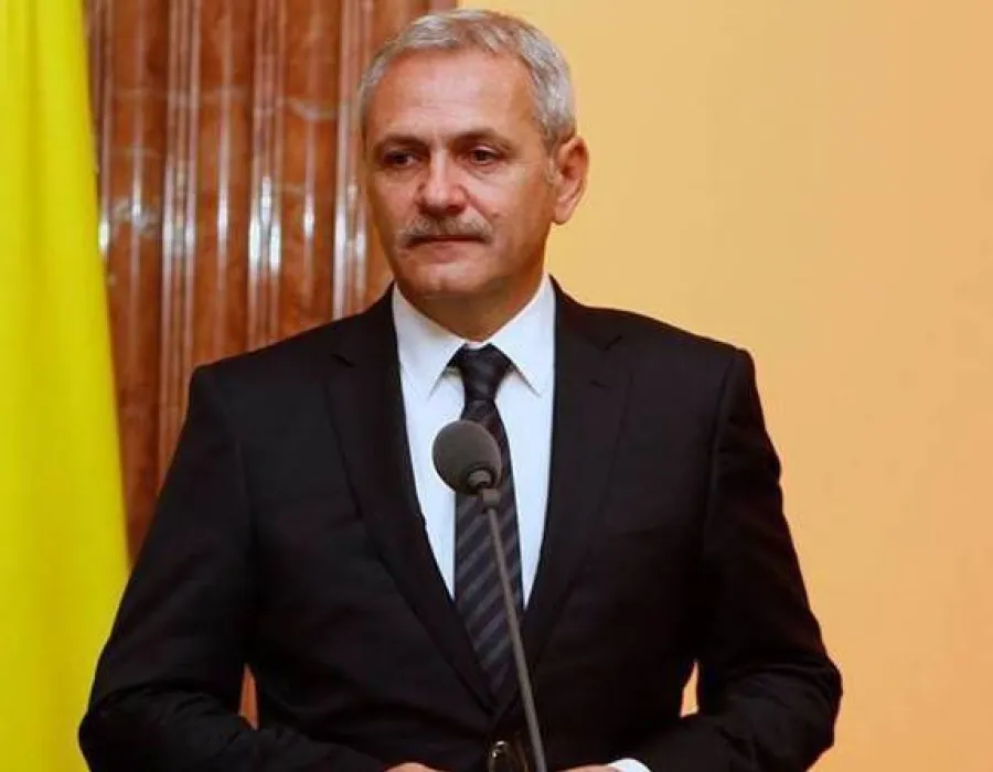 Foto "Victor, n-ai ce să vorbeşti cu el, e statuie, cică l-au îngropat de tot"