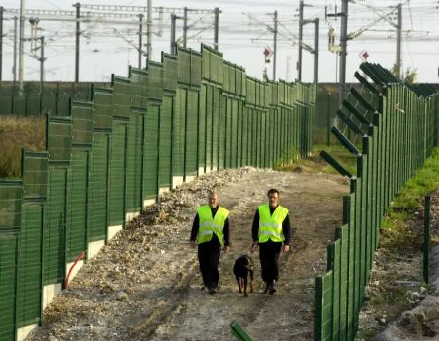 Foto Marea Britanie urmeaza exemplul Ungariei si construieste “Inelul de Otel” pentru a opri afluxul de imigranti ilegali