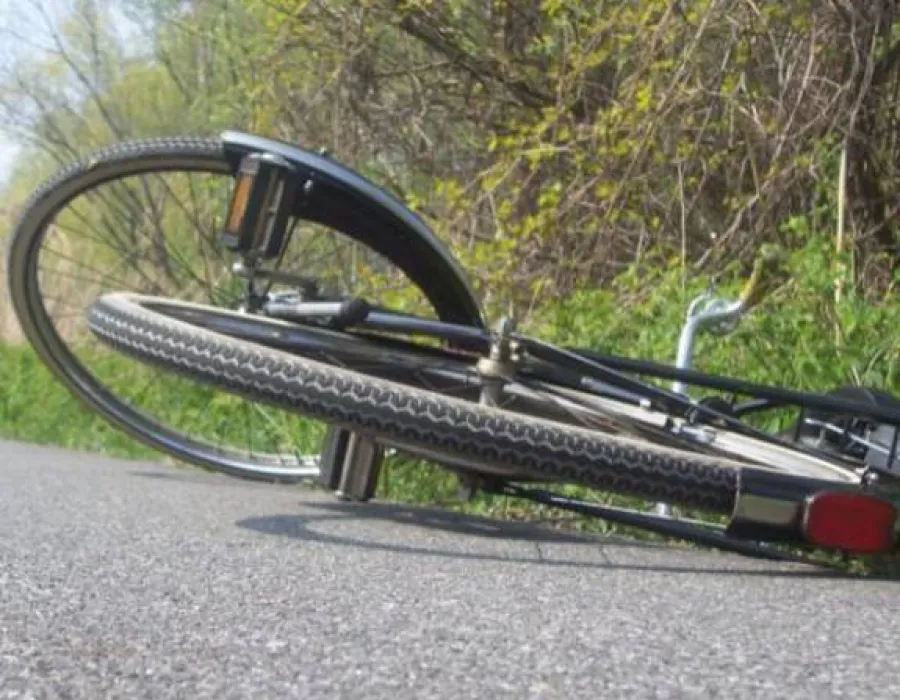 Foto ACCIDENT: Biciclist în stare gravă după ce a dat cu capul de asfalt