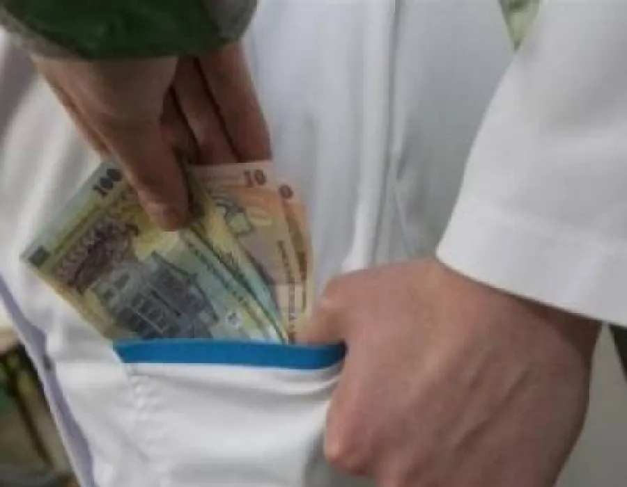 Foto Profesorii de la Medicină din Craiova primeau bani şi bijuterii pentru a trece studenţii la examene. În dosar ar apărea nume grele din lumea medicală şi academică