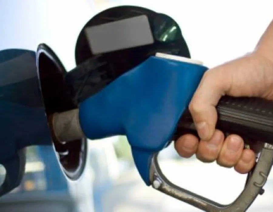 Foto Petrom a ieftinit masiv carburanţii. În week-end, preţurile scad din nou