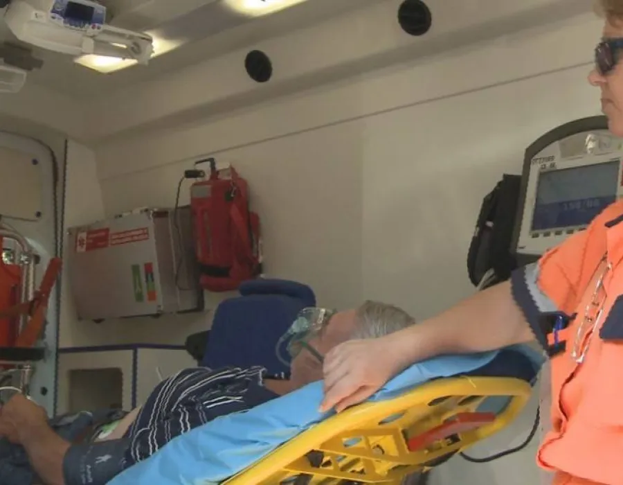 Foto VIDEO / Grevistul de la ITM, luat cu ambulanţa
