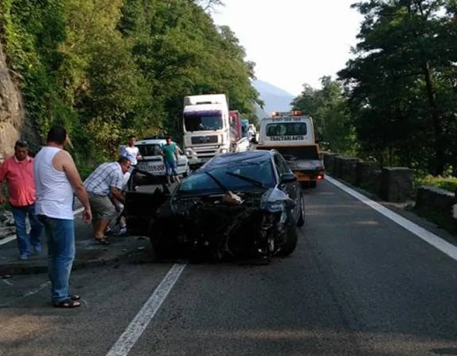 Foto ACCIDENT pe VALEA OLTULUI! S-a răsturnat pe carosabil!