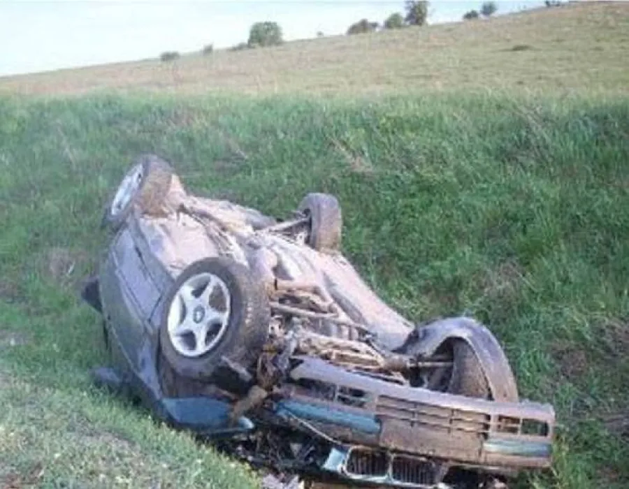 Foto ACCIDENT: Un BMW s-a răsturnat pe Valea Oltului