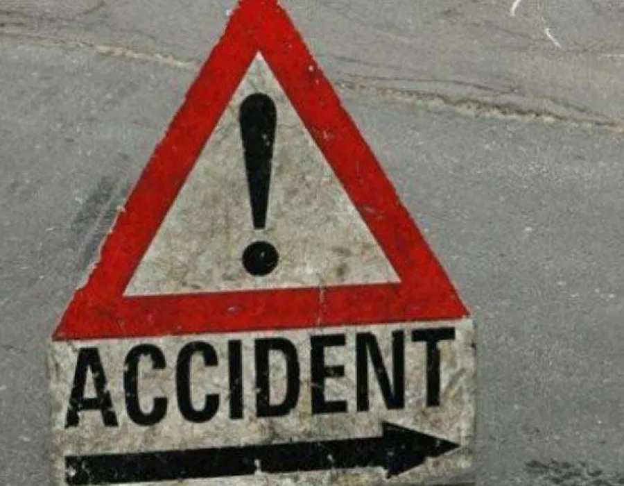 Foto ACCIDENT: O fetiţă întinsă pe carosabil, călcată de maşină