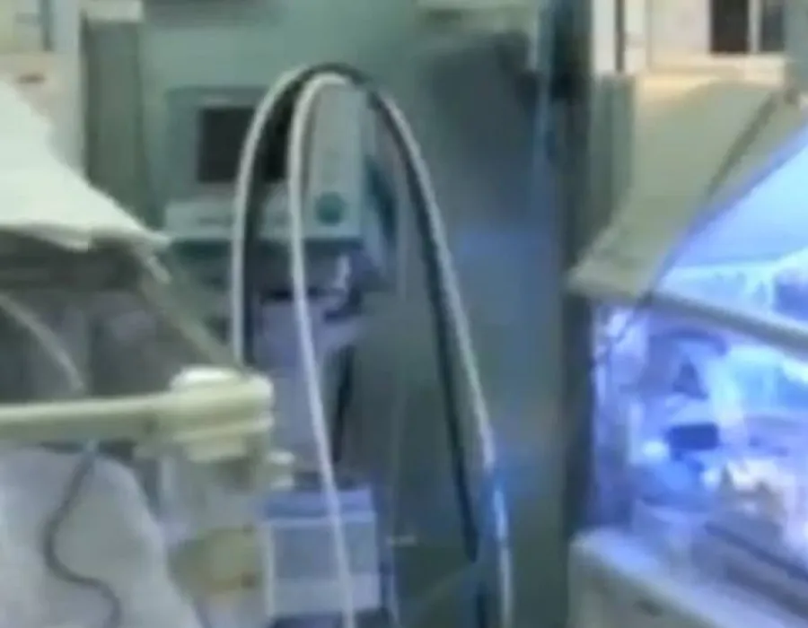 Foto VIDEO / Situaţie absurdă la Spitalul Judeţean de Urgenţă Râmnicu Vâlcea: În depozitul instituţiei se găsesc şase incubatoare noi, dar bebeluşii de la secţia de Neonatologie stau cu rândul într-un singur incubator