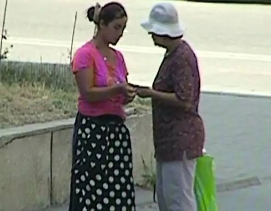 Foto VIDEO INCREDIBIL: VEZI AICI cum o ţigancă înşeală o femeie naivă