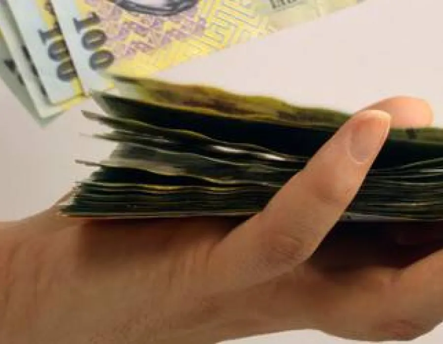 Foto Elvetienii au cele mai mari salarii din UE, 63.549 EUR/an. Cat castiga in medie un roman si pe ce loc se afla tara noastra
