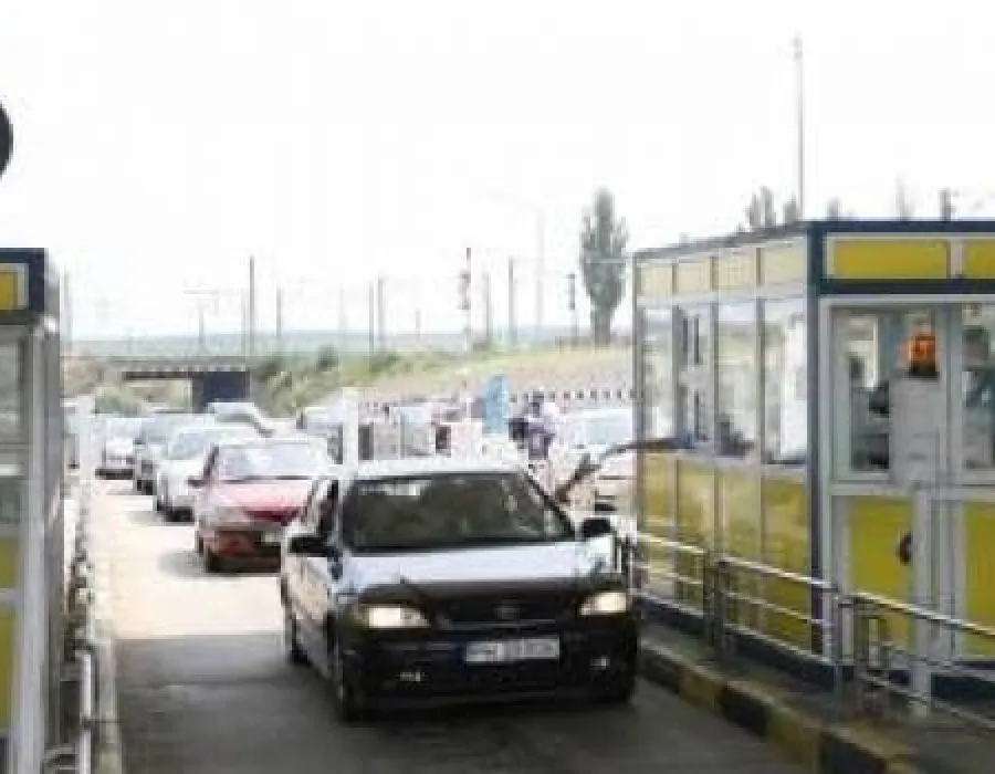 Foto Cozi la staţia de taxare pentru trecerea pe podul de la Feteşti. Ce anunţă CNADNR