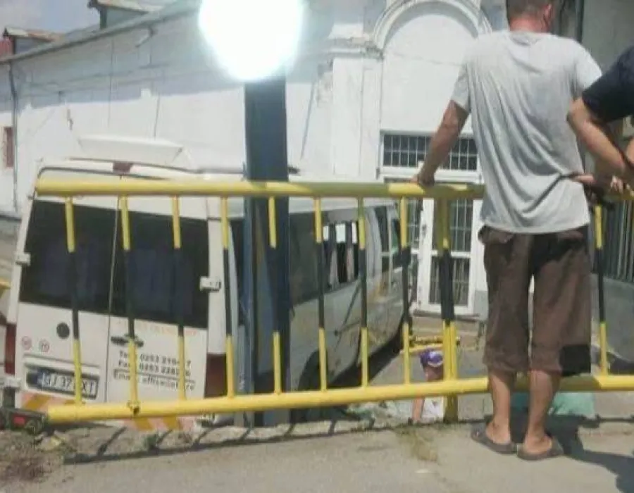 Foto VIDEO / Un microbuz cu pasageri a ajuns de pe o pasarelă în curtea unei case