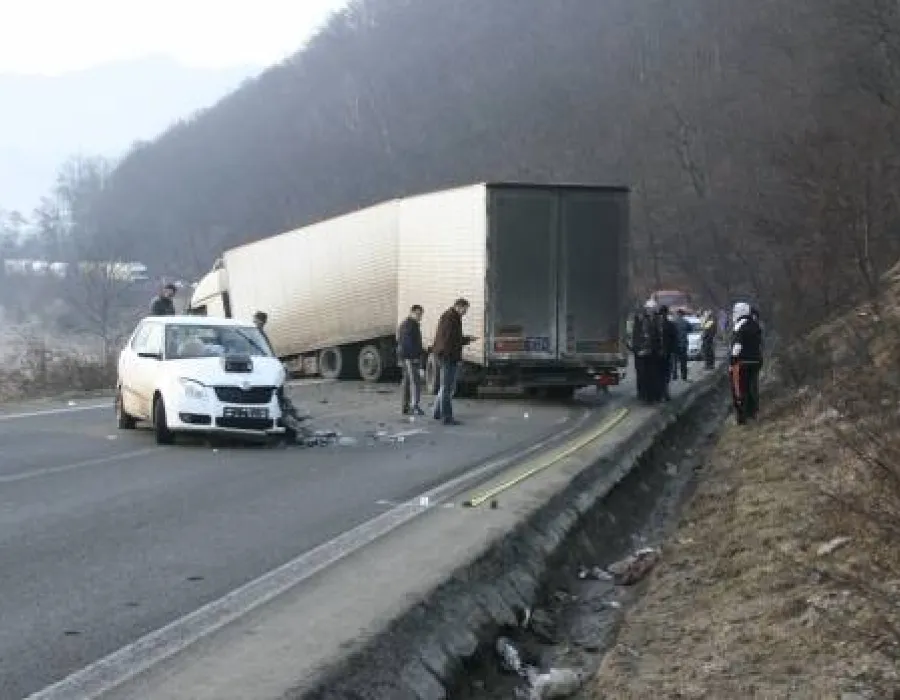 Foto Accident grav pe Valea Oltului: Un şofer a intrat în depăşire şi s-a ciocnit cu un TIR