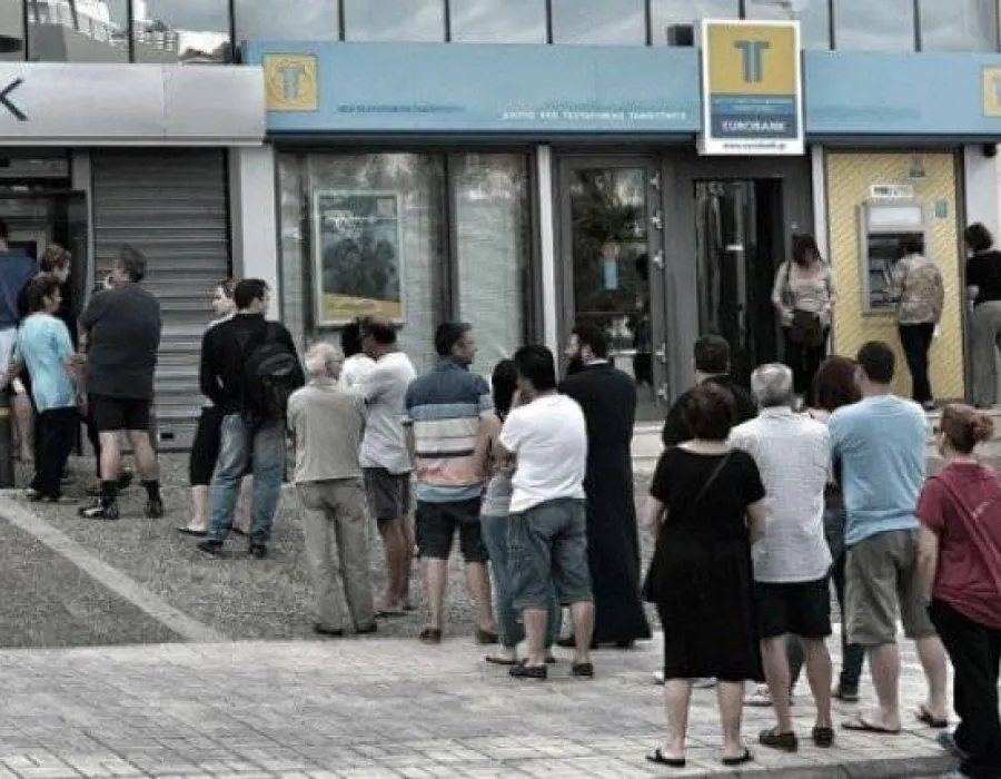 Foto Băncile din Grecia s-au redeschis, după 3 săptămâni. Vin scumpiri peste greci