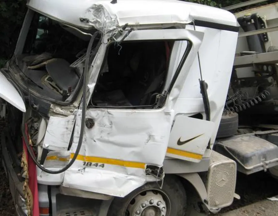 Foto ACCIDENT SPECTACULOS: Autoutilitară proiectată dintr-un cap de pod într-un gard