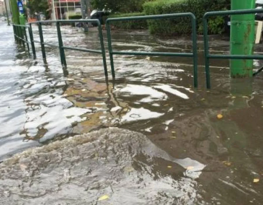 Foto VIDEO / Craiova INUNDATĂ după FURTUNĂ. Apă de jumătate de metru pe străzi