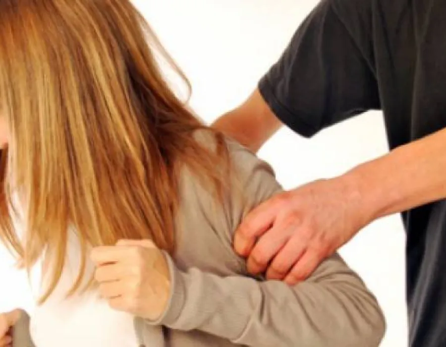 Foto Un tanar de 27 de ani este acuzat ca a intretinut relatii sexuale cu o fata de 12 ani. Cei doi s-au cunoscut pe Facebook