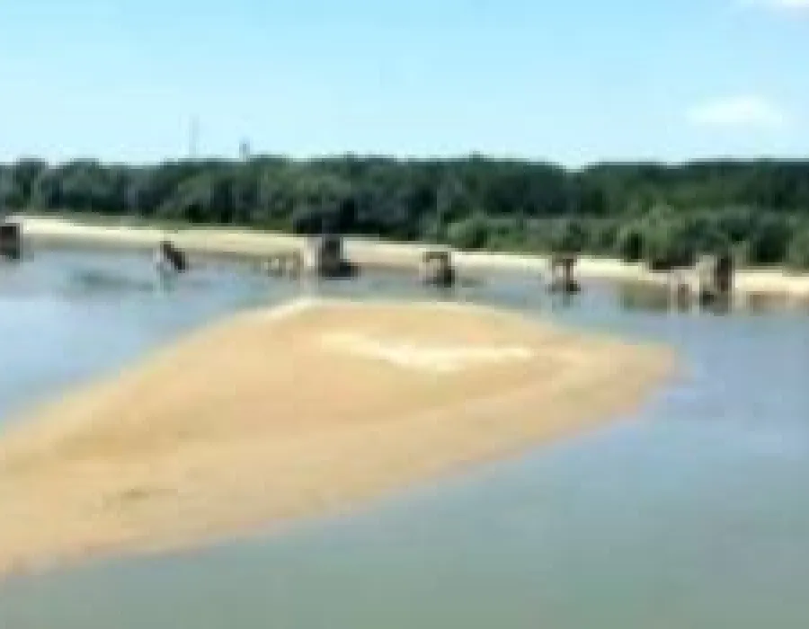 Foto VIDEO / Zeci de nave sunt blocate la Corabia, din cauza scăderii nivelului apei: Portul Comercial Corabia, închis din cauza secetei
