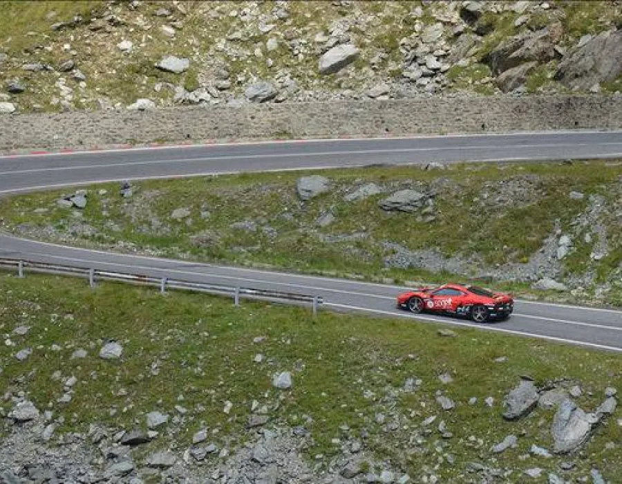 Foto VIDEO / Un italian stabileşte primul record de viteză pe Transfăgărăşan la volanul unui Ferrari 458 Italia