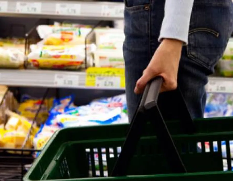 Foto Cum sunt păcăliţi românii de comercianţi. Preţurile au crescut după scăderea TVA