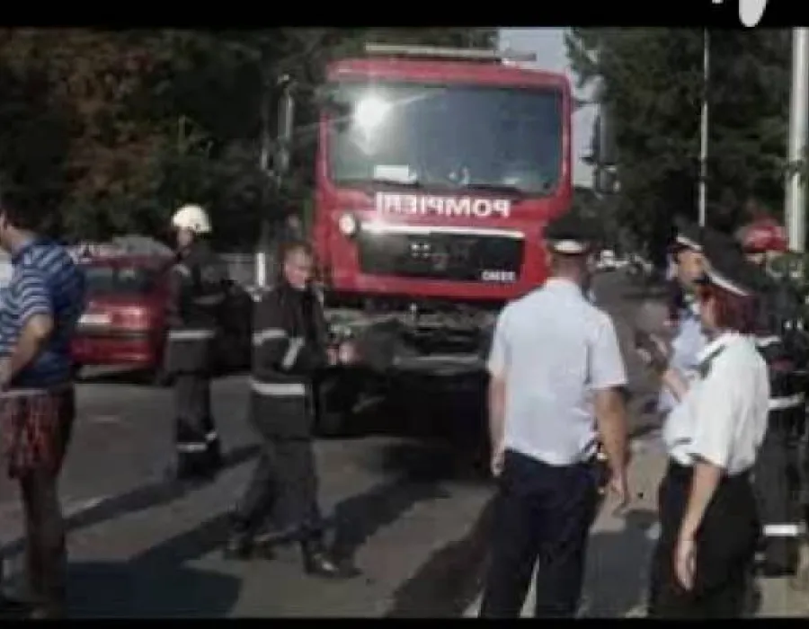 Foto Accident între o maşină de Pompieri aflată în misiune şi un autoturism. O mamă şi copiii săi au fost răniţi