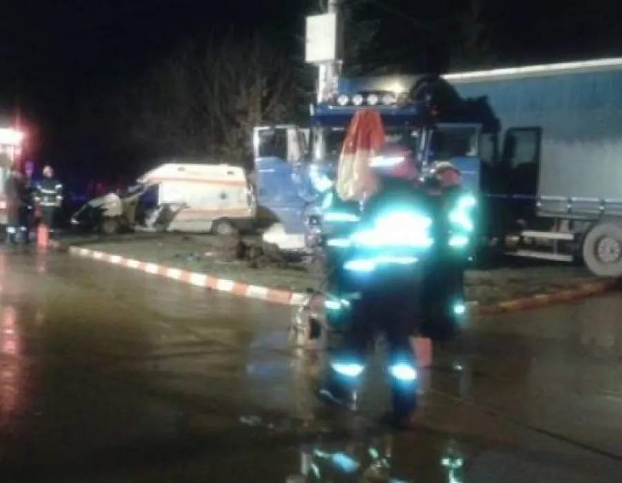 Foto VIDEO / Ciocnire VIOLENTĂ între o ambulanţă şi un taxi. O femeie aflată în taxi a fost rănită şi transportată la spital.