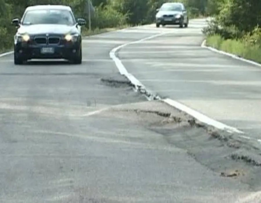 Foto Motociclist GRAV RĂNIT după ce a căzut într-o groapă în asfalt