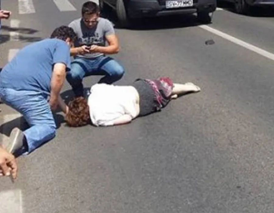 Foto ACCIDENT la Călimăneşti: O bătrână de 74 de ani a fost lovită de maşină