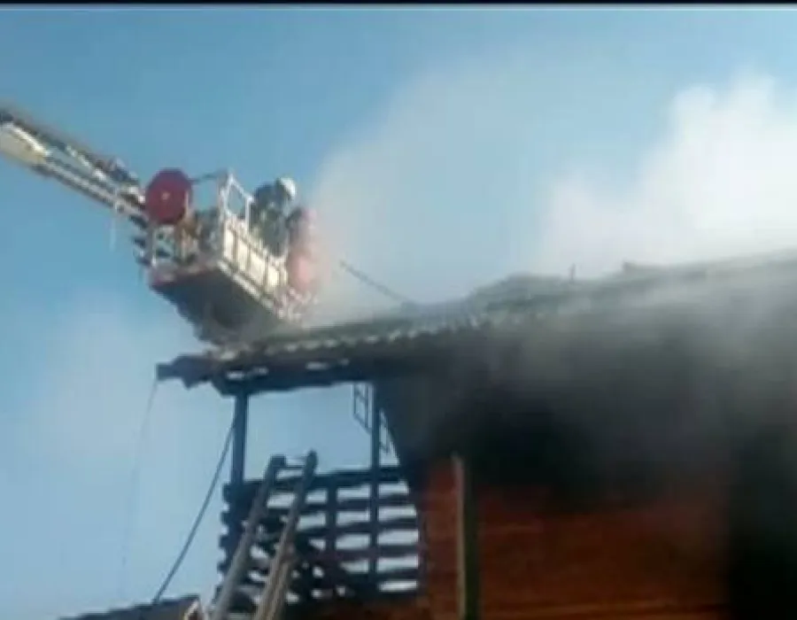 Foto VIDEO / Pensiune din Craiova, ÎN FLĂCĂRI după un SCANDAL pentru locul de parcare