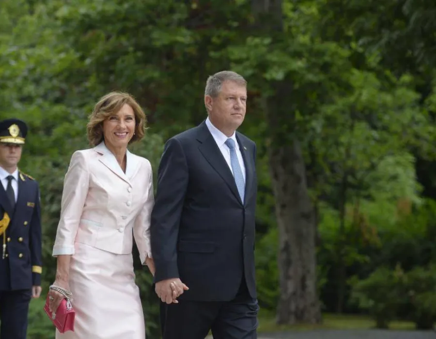 Foto BOMBĂ / Familia Iohannis, PRINSĂ CU FOFÂRLICA