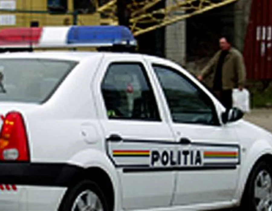 Foto Dolj: Tânăr care conducea o maşină fără permis auto, prins de poliţişti cu focuri de armă