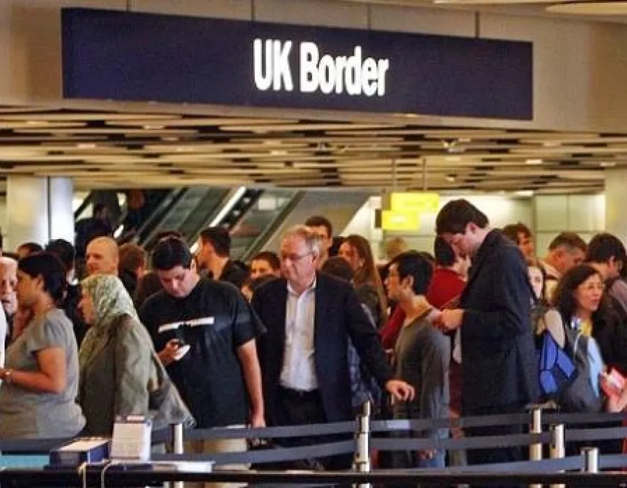 Foto Marea Britanie ia MĂSURI împotriva imigranţilor care muncesc la negru. Se va aplica pedeapsa cu ÎNCHISOAREA