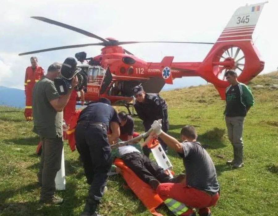 Foto Bărbat cu afecţiuni cardiace, salvat cu elicopterul din vârful muntelui